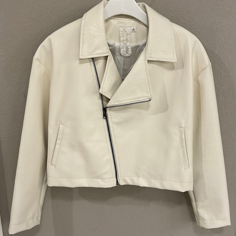 Sadie & Sage white vegan Leather Jacket with asymmetrical zipper. NWT